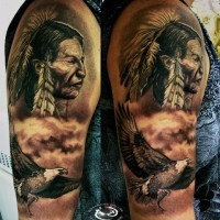 Tatuaje en el brazo, indio anciano con ojos cerrados y águila americana