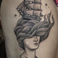 Tatuaje en el muslo, mujer misteriosa con barco en la cabeza