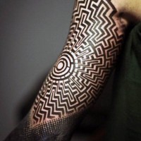 Großes schwarzes und weißes polynesisches Ornament Tattoo am Arm