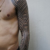 Großes schwarzes und weißes Ärmel Tattoo mit Tribal Ornamenten