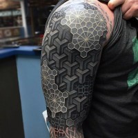 Tatuaje en el hombro, ornamento único complejo volumétrico