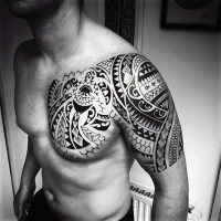 Große schwarzweißw Tribal Verzierungen mit Schildkröte Tattoo an der Schulter und Brust