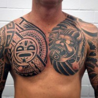 Großes schwarzes und weißes Tribal Tattoo mit Samurai-Maske Tattoo an der Brust