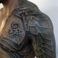 Tatuaje en el hombro y pecho, 
armadura medieval masiva impresionante