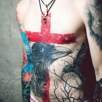 Tatuaje en el estómago, cruz roja, cuervo