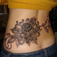Große schwarze Blume Tattoo am unteren Rücken