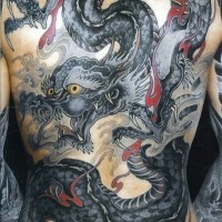 Großer schwarzer schrecklicher Drache Tattoo am ganzen Rücken