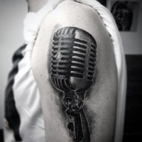 Großes schwarzes 3D realistisches Vintage-Mikrofon Tattoo an der Schulter