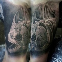 Tatuaje en el brazo, esqueleto de pez increíble volumétrico