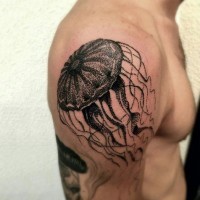 Tatuaje medusa grande en detalle realizado con tinta negra en el antebrazo