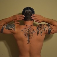Großer schwarzer detaillierter einsamer Baum mit Vögeln Tattoo am oberen Rücken
