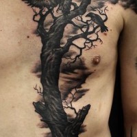 Tatuaje  de árbol alto seco con cuervos realistas