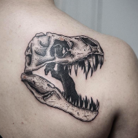 Großes schwarzes im Gravur Stil Dinosaurierschädel Tattoo an der Schulter