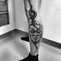 Estilo de fantasia de tinta preta grande pintado por Inez Janiak perna tatuagem de máscara demoníaca com símbolo