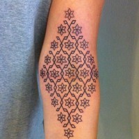grande inchiostro nero fantasia fiori ornamento tatuaggio su braccio