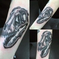 Großes schwarzes Unterarm Tattoo mit typischem Dinosaurierschädel