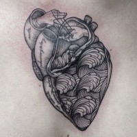 grande inchiostro nero cuore frammentato con scritto tatuaggio sul petto