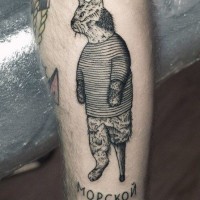 Großes schwarzes lustiges Unterarm Tattoo mit Seekatze  und Schriftzug