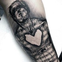 Tatuaje en el antebrazo, hombre abstracto estupendo formado de papel con notas musicales