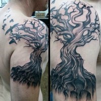 grande inchiostro nero albero solitario con radice tatuaggio su spalla