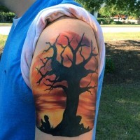 grande inchiostro nero albero solitario con bambino tatuaggio su spalla