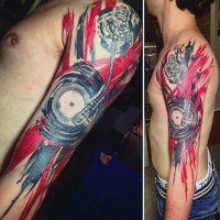 Tatuaje en el brazo, tema musical con  disco de vinilo y bandera