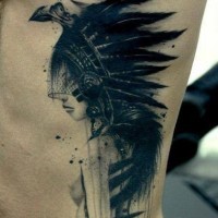 Große schwarze  mystische Indianerin in der Maske Tattoo an der Seite