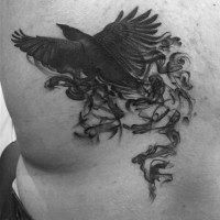 grande inchiostro nero mistico corvo volante tatuaggio su scapola