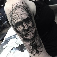 Tatuaje en el brazo, bosque oscuro combinado con de cara de hombre y mosca