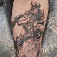 Großes schwarzes Oldschool Unterarm Tattoo des alten Wikinger-Kriegers mit massivem Hammer