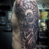 Tatuaje negro blanco  de ángel maravilloso en el brazo