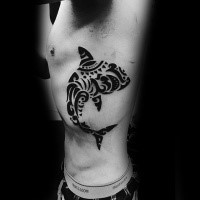 Großes schwarzes Seite Tattoo von Hai mit verschiedenen polynesischen Verzierungen