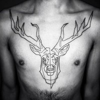 grande inchiostro nero semplice cervo tatuaggio su petto