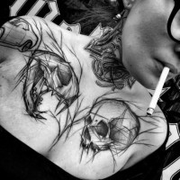 Tatuaje en el pecho, diseños de cráneos de humano y animal