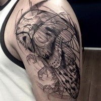 Großes schwarzes im Skizze Stil Schulter Tattoo mit der Eule