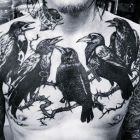 Tatuaje en el pecho,  cinco cuervos  siniestros en la rama
