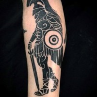 Großes schwarzes Tribal Gemälde mit antikem Krieger Tattoo am Bein