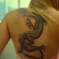 Tatuaggio colorato sulla schiena della donna il dragone