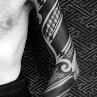 Großes schwarzes Ärmel Tattoo von verschiedenen geometrischen Ornamenten