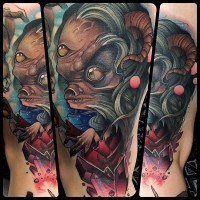 Tatuaje en el brazo, monstruo espantoso de varios colores con cristal rosa