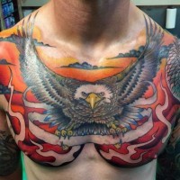 Tatuaje en el pecho,  águila americana con cinta en garras
