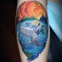 Großes im Cartoon Stil farbiges Bein Tattoo von Enten am See