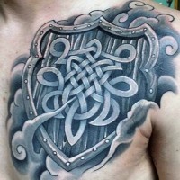 Großes im keltischen Stil Tattoo mit Kriegerschild an der Brust