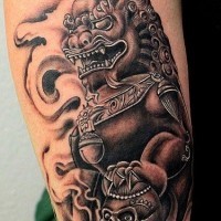 Tatuaje  de león chino con cráneo