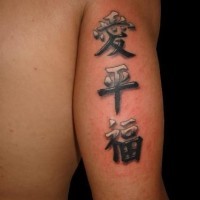 Tattoo mit großen chinesischen Symbolen an der Hand