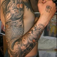 Tatuaje de diseño chino en el brazo