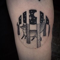 Großes Kreis schwarzes Tattoo am Arm mit Fuchs im Nachtwald