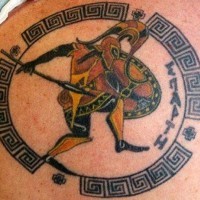 Großes farbiges Tattoo mit antiker Malerei mit Krieger mit Schriftzug