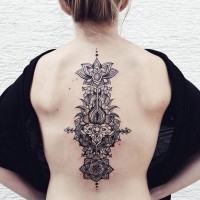 Tatuaje en la espalda, flores exclusivas magníficas estilizadas