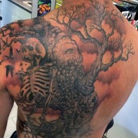 Großer farbiger gruseliger Baum mit Skelett Tattoo am  oberen Rücken